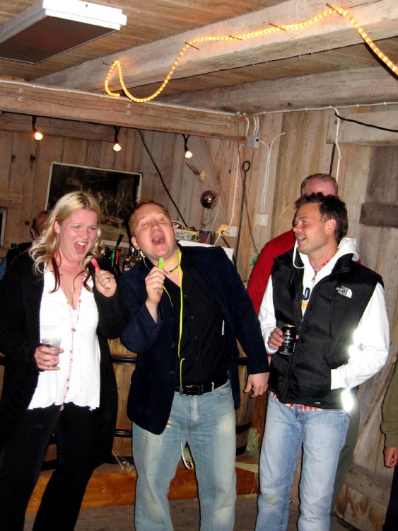 Marika_Wayne_Anders_karoke.jpg